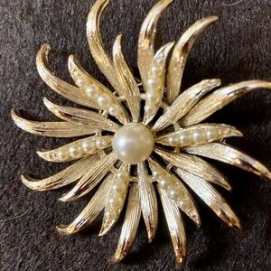 Gold Lisner Pearl Sunburst Brooch